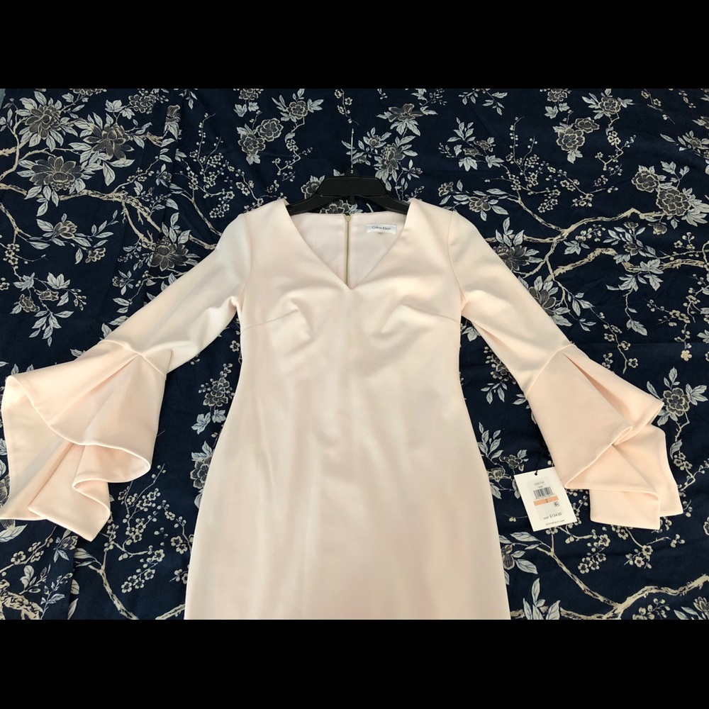 🌸 NWT V-Neck Flutter Sleeve Sheath Dress